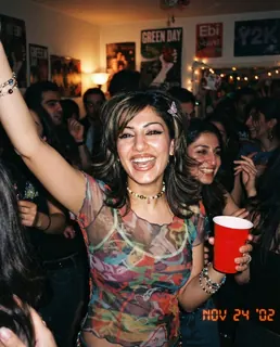 نمونه خروجی پرامپت دهه ۲۰۰۰ (Y2K)؛ عکس با استایل دهه 2000 با هوش مصنوعی، ساختهشده با هوش مصنوعی